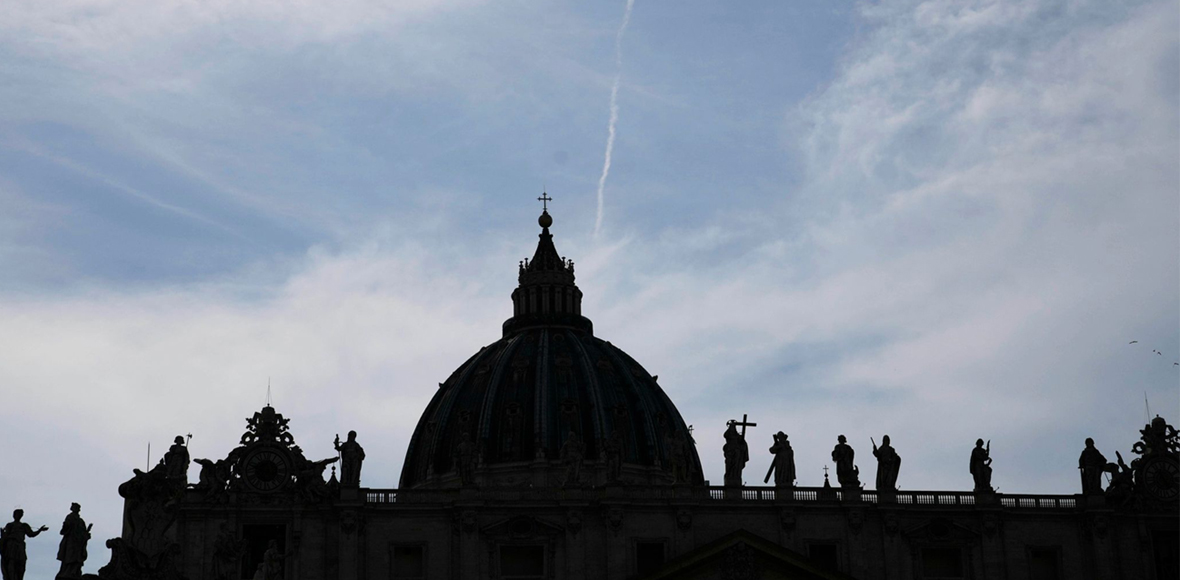 Σύννεφα πάνω από το Βατικανό
